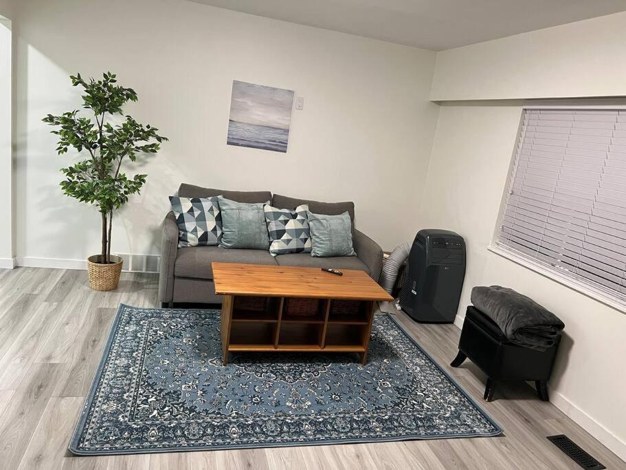 Upstairs Newly Renovated 2Bed Suite Near Skytrain Port Coquitlam Exterior photo