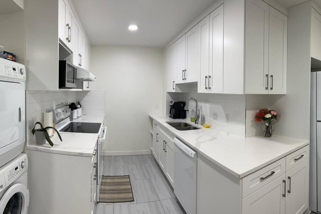 Upstairs Newly Renovated 2Bed Suite Near Skytrain Port Coquitlam Exterior photo